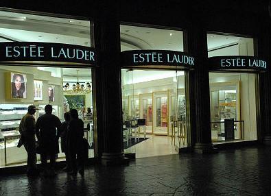 雅詩(shī)蘭黛采用新式<a href='http://m.jsgfmy.com/webpage/tagsList.aspx?TagId=221'>互動(dòng)數(shù)字標(biāo)牌</a>促銷(xiāo),數(shù)字標(biāo)牌,<a href='http://m.jsgfmy.com/webpage/tagsList.aspx?TagId=78'>多媒體信息發(fā)布</a>