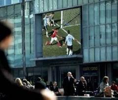 法國 巴黎拉德芳斯商業(yè)區(qū)大屏幕播放世界杯瞄準(zhǔn)廣告客戶,信息顯示系統(tǒng),多媒體信息發(fā)布系統(tǒng),數(shù)字標(biāo)牌,數(shù)字告示,digital signage