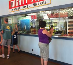 Mighty Fine公司在其營業(yè)點首家安裝交互式數(shù)字墻,多媒體信息發(fā)布系統(tǒng),信息顯示系統(tǒng),數(shù)字標牌,數(shù)字告示,digital signage