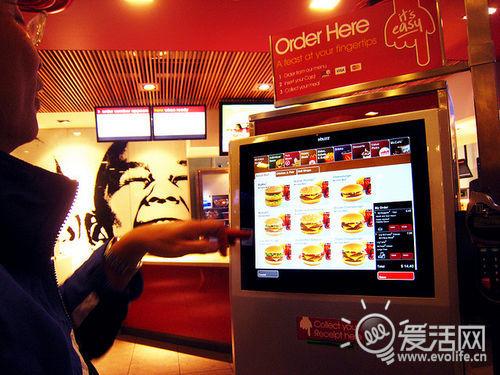 麥當(dāng)勞歐洲推出全自動(dòng)<a href='http://m.jsgfmy.com/webpage/tagsList.aspx?TagId=98'>觸摸屏</a>點(diǎn)餐系統(tǒng),信息顯示系統(tǒng),多媒體信息發(fā)布系統(tǒng),數(shù)字告示,數(shù)字標(biāo)牌,digital signage