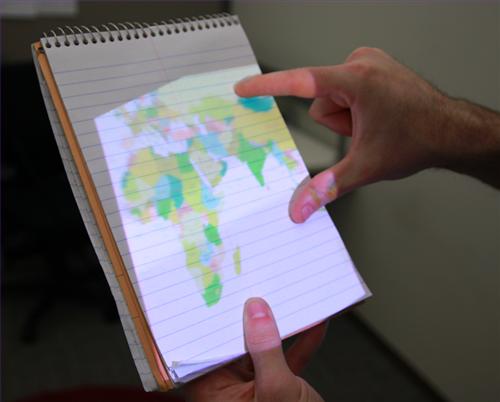 OmniTouch任何表面變成一個(gè)多點(diǎn)<a href='http://m.jsgfmy.com/webpage/tagsList.aspx?TagId=538'>觸控屏</a>,信息顯示系統(tǒng),多媒體信息發(fā)布系統(tǒng),數(shù)字告示,數(shù)字標(biāo)牌,digital signage