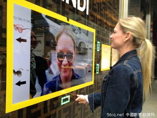 互動(dòng)數(shù)字標(biāo)牌虛擬櫥窗革新零售窗口購物,多媒體信息發(fā)布系統(tǒng),數(shù)字告示,數(shù)字標(biāo)牌,信息顯示系統(tǒng),digital signage