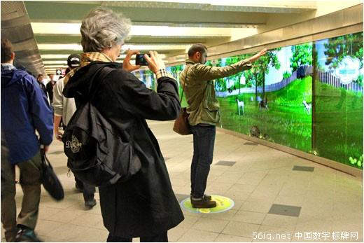 64寸互動數(shù)字標(biāo)牌墻煥發(fā)紐約哥倫比亞圓環(huán)地鐵生機,多媒體信息發(fā)布系統(tǒng),數(shù)字告示,數(shù)字標(biāo)牌,信息顯示系統(tǒng),digital signage