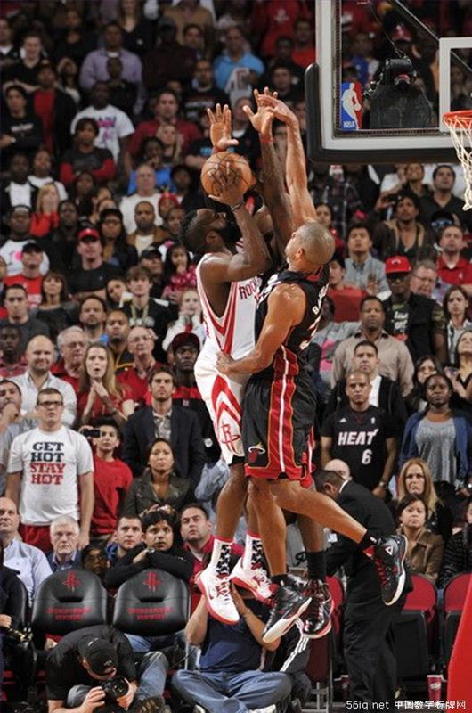 巴蒂爾重回豐田中心 大屏幕播放當(dāng)年“總統(tǒng)”精彩時刻,信息顯示系統(tǒng),多媒體信息發(fā)布系統(tǒng),數(shù)字標牌,digital signage