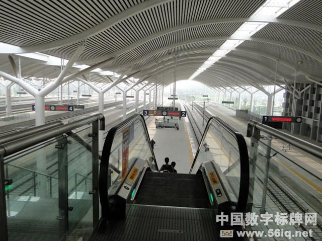 高鐵：體驗(yàn)新式數(shù)字化車(chē)站,信息顯示系統(tǒng),多媒體信息發(fā)布系統(tǒng),數(shù)字標(biāo)牌,數(shù)字告示，digital signage