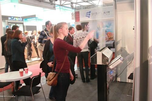 水能做<a href='http://m.jsgfmy.com/webpage/tagsList.aspx?TagId=367'>顯示屏</a>：Displair展示水霧屏幕,信息顯示系統(tǒng),多媒體信息發(fā)布系統(tǒng),數(shù)字標(biāo)牌,數(shù)字告示，digital signage