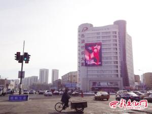 電子<a href='http://m.jsgfmy.com/webpage/tagsList.aspx?TagId=2787'>大屏廣告</a>太扎眼司機(jī)走神兒易撞車,信息顯示系統(tǒng),多媒體信息發(fā)布系統(tǒng),數(shù)字標(biāo)牌,數(shù)字告示，digital signage