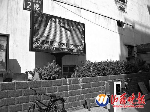 <a href='http://m.jsgfmy.com/webpage/tagsList.aspx?TagId=536'>電子廣告屏</a>立在大門口小區(qū)廣告費(fèi)該進(jìn)誰腰包,信息顯示系統(tǒng),多媒體信息發(fā)布系統(tǒng),數(shù)字標(biāo)牌,數(shù)字告示，digital signage