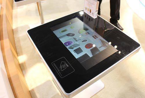 韓最新設(shè)計<a href='http://m.jsgfmy.com/webpage/tagsList.aspx?TagId=98'>觸摸屏</a><a href='http://m.jsgfmy.com/webpage/tagsList.aspx?TagId=2877'>咖啡桌</a> 實現(xiàn)無縫式<a href='http://m.jsgfmy.com/webpage/tagsList.aspx?TagId=294'>網(wǎng)絡(luò)服務(wù)</a>,信息顯示系統(tǒng),多媒體信息發(fā)布系統(tǒng),數(shù)字標(biāo)牌,數(shù)字告示，digital signage