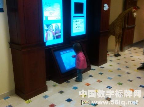 虛擬水族館引入交互式一體機(jī)為患病兒童帶來歡樂,多媒體信息發(fā)布系統(tǒng),數(shù)字標(biāo)牌,數(shù)字告示，digital signage