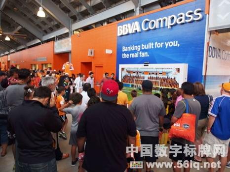 數(shù)字標(biāo)牌互動(dòng)游戲墻亮相BBVA Compass球場(chǎng),多媒體信息發(fā)布系統(tǒng),數(shù)字標(biāo)牌,數(shù)字告示,digital signage 數(shù)字標(biāo)牌互動(dòng)游戲墻亮相BBVA Compass球場(chǎng),多媒體信息發(fā)布系統(tǒng),數(shù)字標(biāo)牌,數(shù)字告示,digital signage
