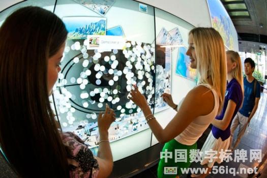 昆士蘭大學(xué)的數(shù)字化“立方體”激發(fā)學(xué)生好奇心,多媒體信息發(fā)布系統(tǒng),數(shù)字標(biāo)牌,數(shù)字告示，digital signage