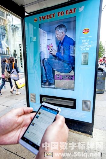 倫敦公交候車亭變身微博激活的自動售貨機(jī),多媒體信息發(fā)布系統(tǒng),數(shù)字標(biāo)牌,數(shù)字告示，digital signage