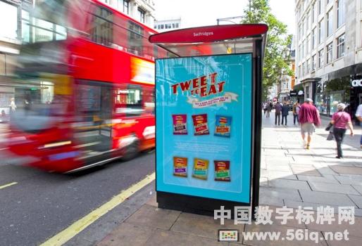 倫敦公交候車亭變身微博激活的自動售貨機(jī),多媒體信息發(fā)布系統(tǒng),數(shù)字標(biāo)牌,數(shù)字告示，digital signage