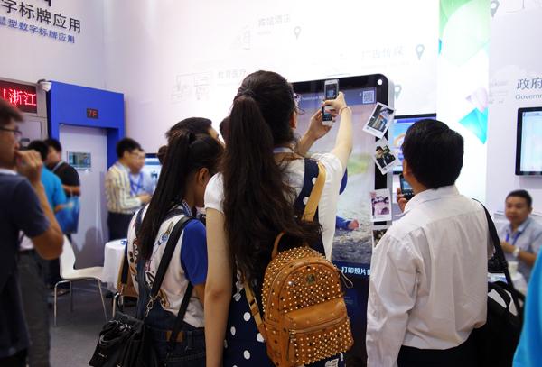 56iq業(yè)內(nèi)首家推出Android微信照片打印機(jī),多媒體信息發(fā)布系統(tǒng),數(shù)字標(biāo)牌,數(shù)字告示，digital signage