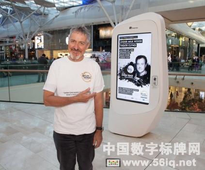 戶外數(shù)字廣告牌慶祝迪倫?托馬斯誕辰一百周年,多媒體信息發(fā)布系統(tǒng),數(shù)字標牌,數(shù)字告示，digital signage