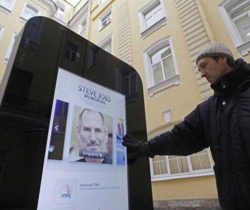 喬布斯俄羅斯iPhone紀(jì)念碑遭拆除 因庫(kù)克宣布出柜,多媒體信息發(fā)布系統(tǒng),數(shù)字標(biāo)牌,數(shù)字告示，digital signage