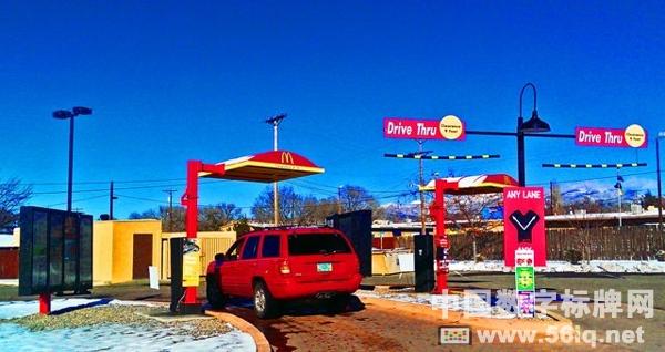 分析驅(qū)動汽車<a href='http://m.jsgfmy.com/webpage/tagsList.aspx?TagId=1841'>餐廳數(shù)字標(biāo)牌</a>的應(yīng)用,多媒體信息發(fā)布系統(tǒng),數(shù)字標(biāo)牌,數(shù)字告示，digital signage