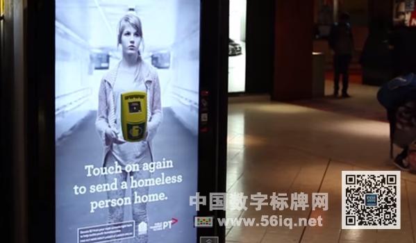 乘客通過(guò)<a href='http://m.jsgfmy.com/webpage/tagsList.aspx?TagId=146'>戶(hù)外數(shù)字標(biāo)牌</a>向無(wú)家可歸者捐款,多媒體信息發(fā)布系統(tǒng),數(shù)字標(biāo)牌,數(shù)字告示，digital signage