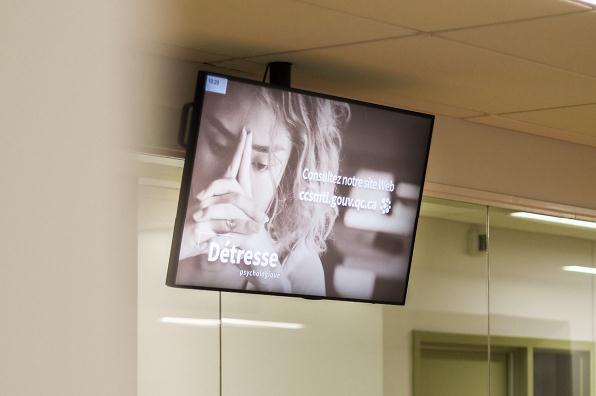 候診室現(xiàn)狀，因數(shù)字標(biāo)牌而改變,多媒體信息發(fā)布系統(tǒng),數(shù)字標(biāo)牌,數(shù)字告示，digital signage